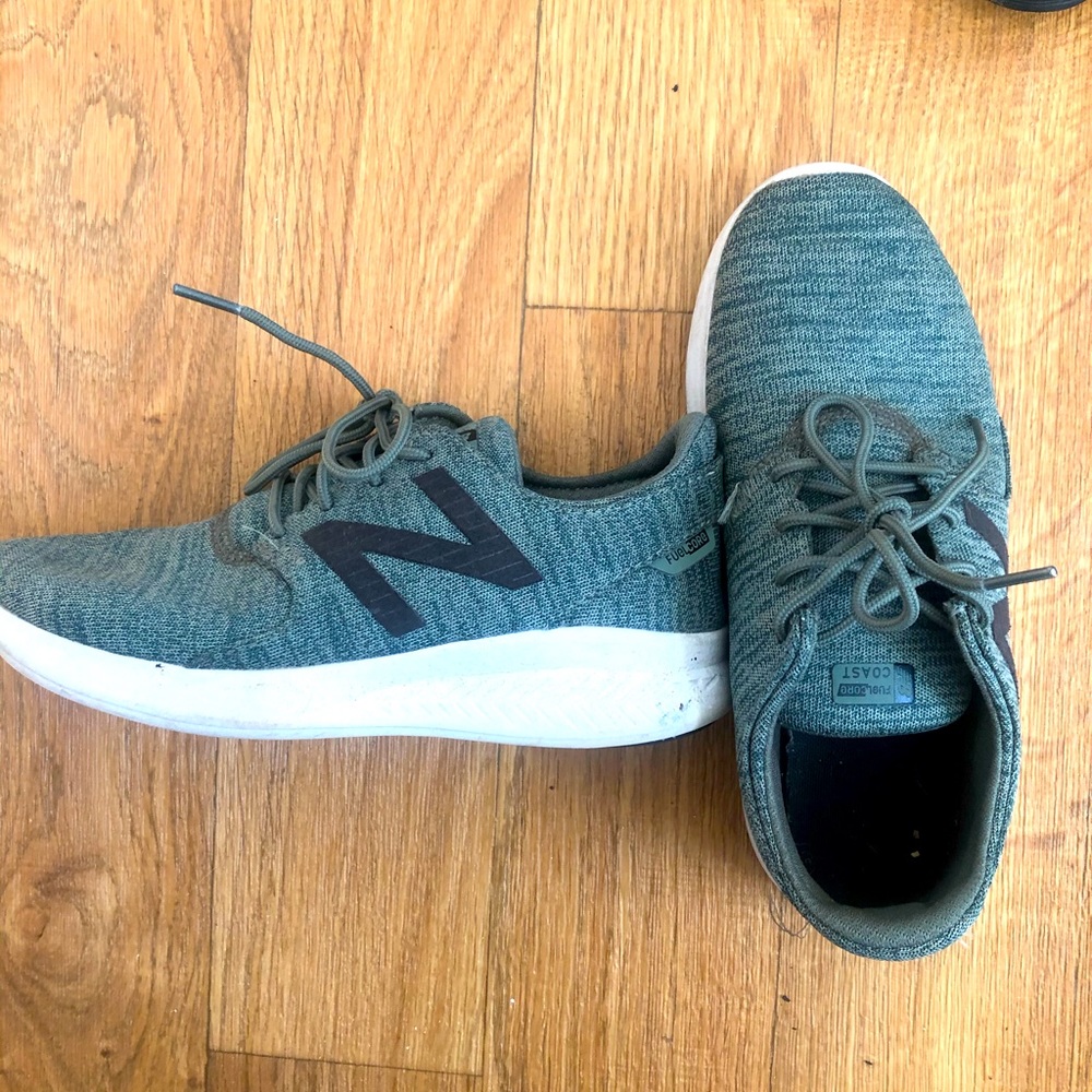 New balance boys athletic shoes size 4 green